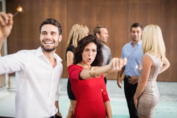 Grupo de jóvenes amigos bailando —  Fotos de Stock