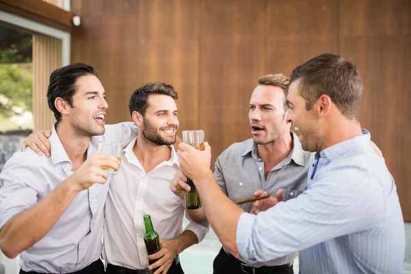Grupp unga män med drinkar — Stockfoto