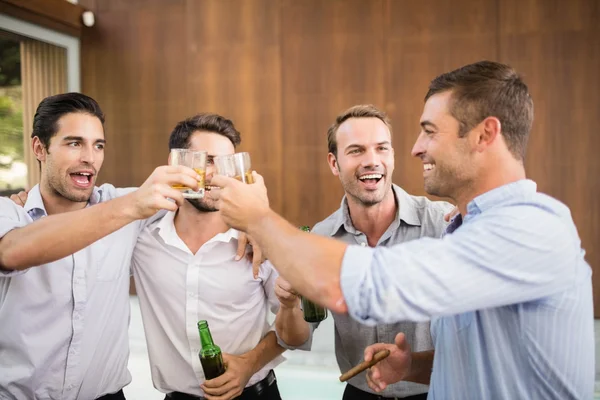 Groep van jonge mannen die van dranken — Stockfoto