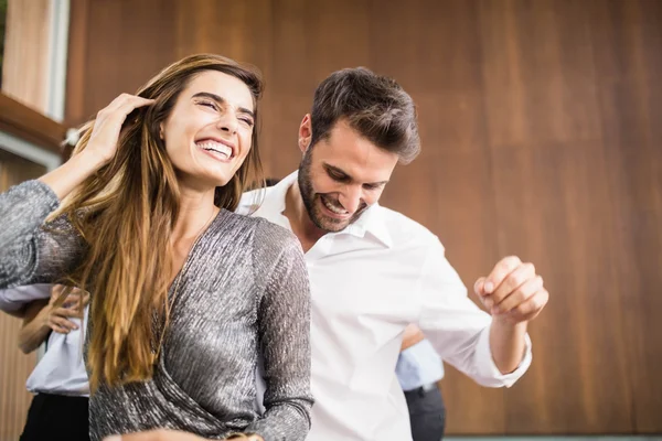 Grupp unga vänner dansa — Stockfoto