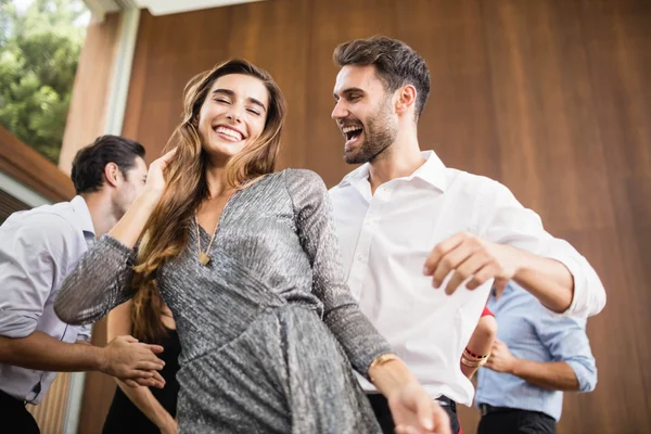 Grupp unga vänner dansa — Stockfoto