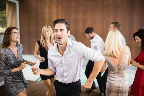 Gruppe junger Freunde tanzt — Stockfoto