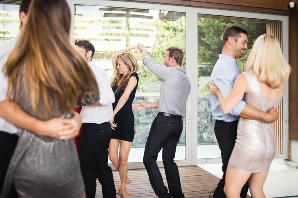 Grupp unga vänner dansa — Stockfoto