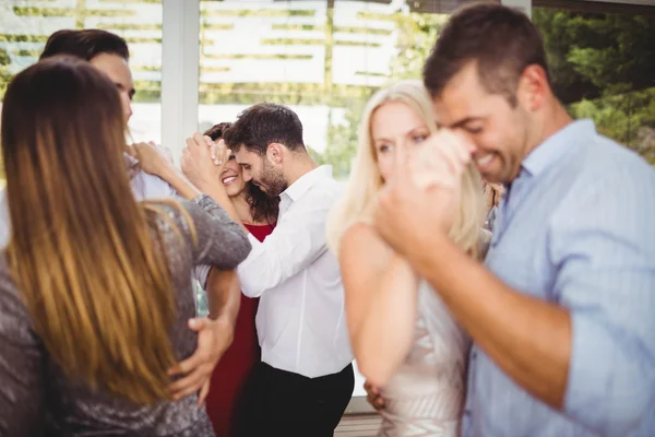 Grupp unga vänner dansa — Stockfoto