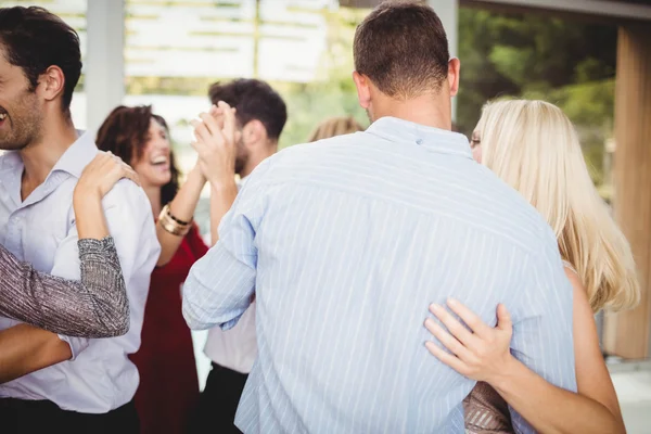 Grupp unga vänner dansa — Stockfoto