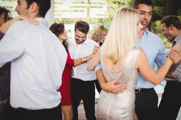 Grupo de jovens amigos dançando — Fotografia de Stock