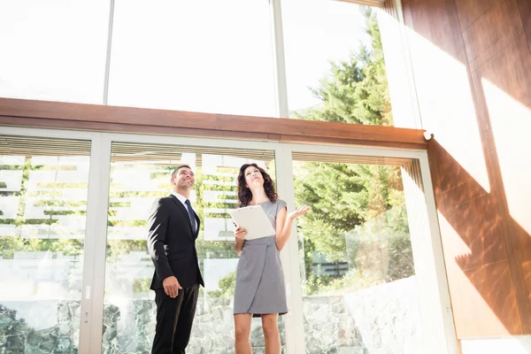 Agent immobilier montrant la maison des femmes — Photo