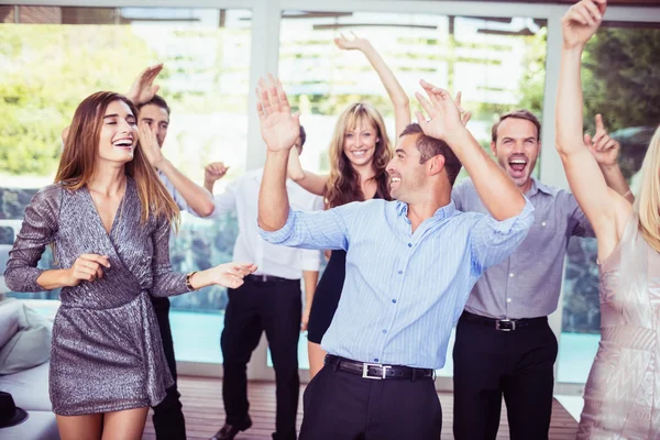 Grupp unga vänner dansa — Stockfoto