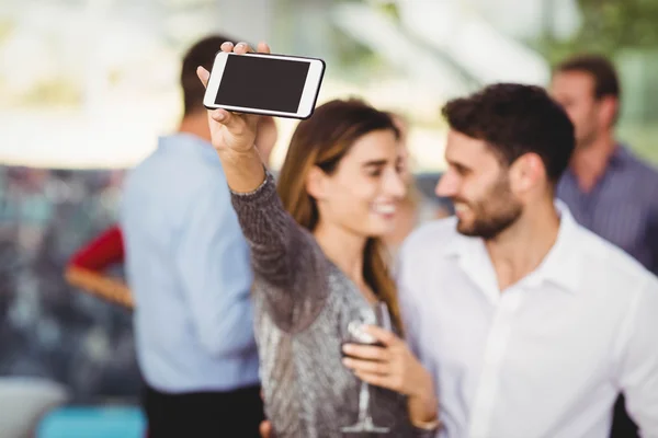 Unga vänner att ta selfie — Stockfoto