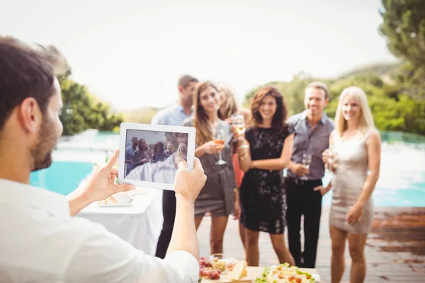 Grupo de amigos posando para la fotografía —  Fotos de Stock