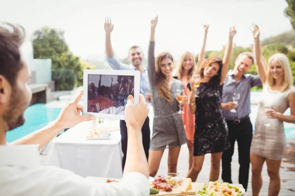 Grupp av vänner som poserar för fotot — Stockfoto