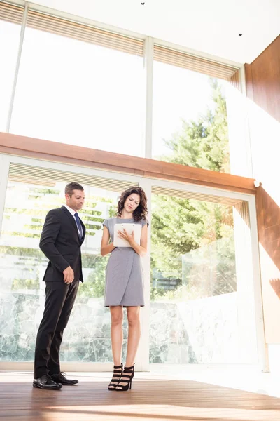 Real-estate agent showing woman home — Stock Photo, Image