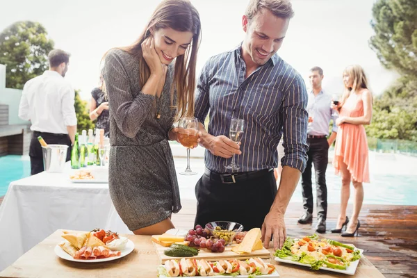 Happy jonge vrienden met dranken — Stockfoto