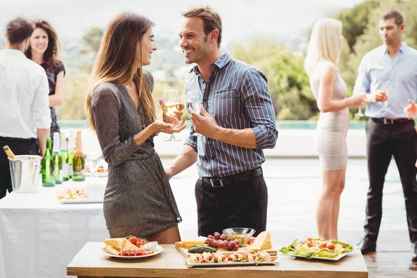 Happy jonge vrienden met dranken — Stockfoto