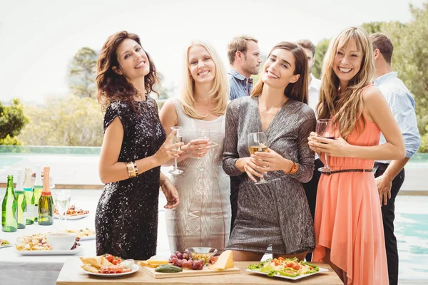 Fröhliche junge Freunde trinken — Stockfoto