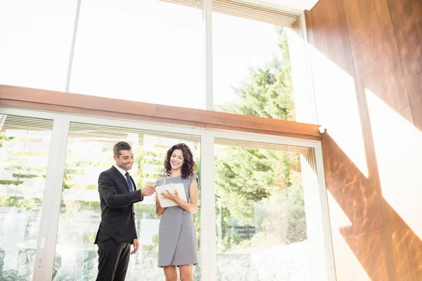 Real-estate agent showing woman home — Stock Photo, Image