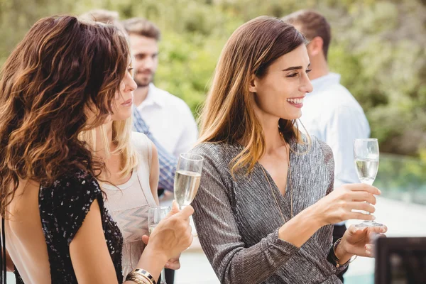 Jovens amigos felizes tomando bebidas — Fotografia de Stock