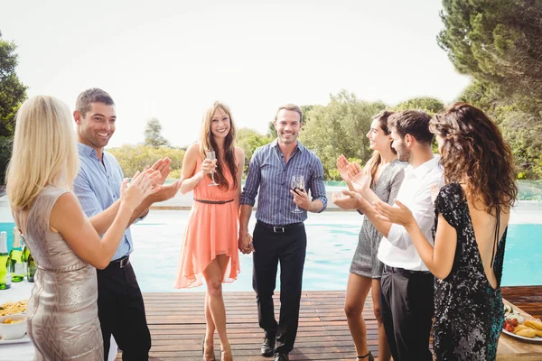 Happy young friends having drinks — Stock Photo, Image