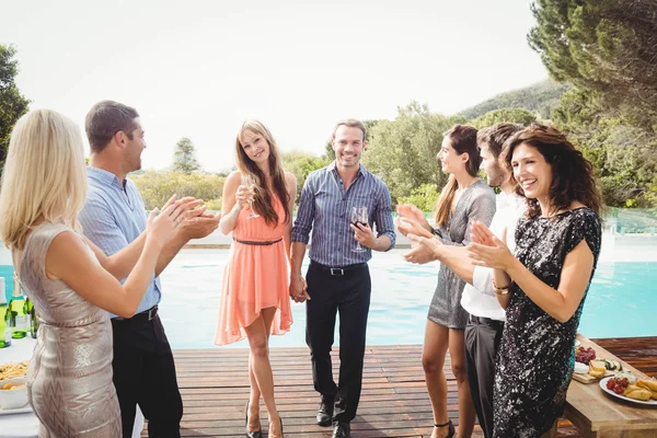 Happy jonge vrienden met dranken — Stockfoto