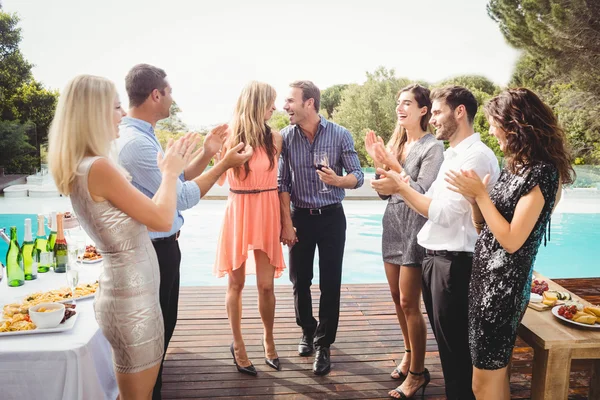 Happy young friends having drinks — Stock Photo, Image