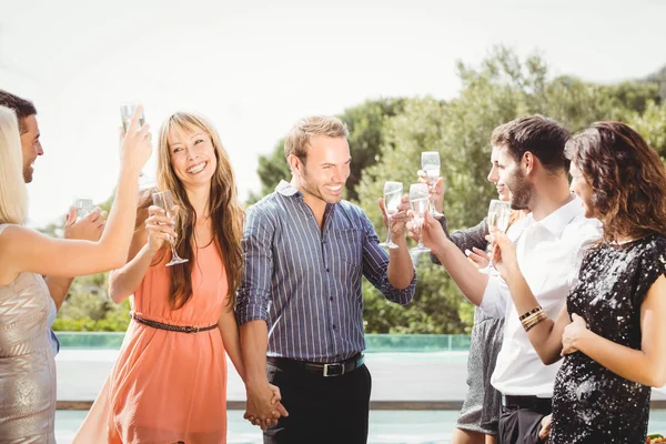 Fröhliche junge Freunde trinken — Stockfoto