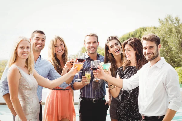 Amigos felices tomando bebidas — Foto de Stock
