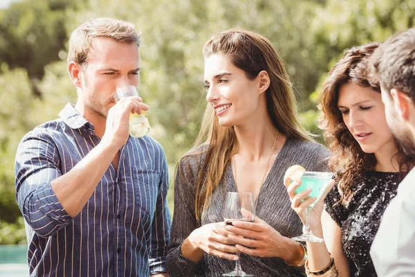 Glada vänner med drinkar — Stockfoto