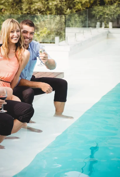 Jovem casal desfrutando perto da piscina — Fotografia de Stock