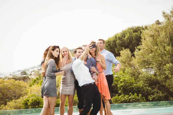 Gruppe von Freunden macht Selfie — Stockfoto