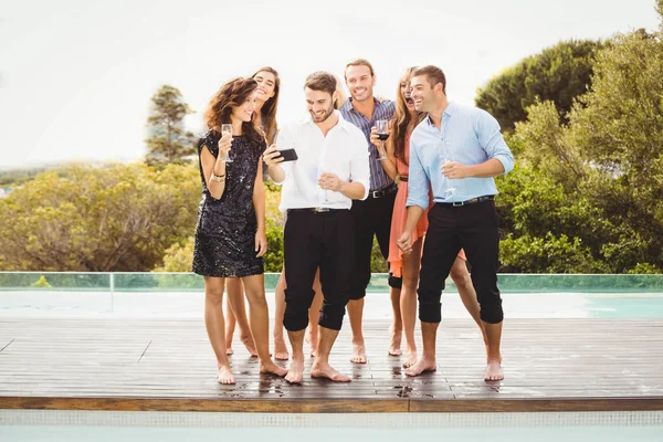 Fröhliche junge Freunde trinken — Stockfoto