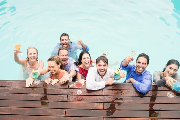 Jovens amigos felizes tomando bebidas — Fotografia de Stock