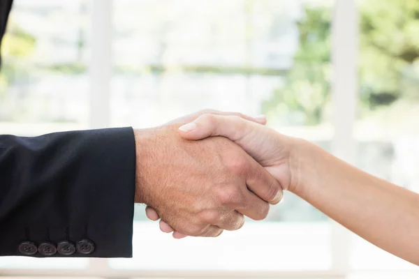 Onroerend goed agent schudden handen met klant — Stockfoto