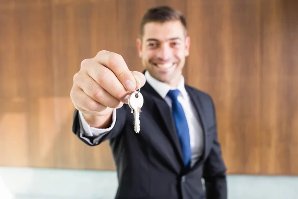 Real-estate agent giving keys — Stock Photo, Image