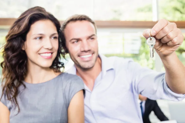 Couple holding new house key — Stock Photo, Image