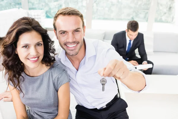 Couple holding new house key — Stock Photo, Image