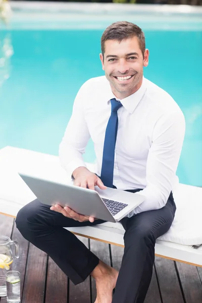 Smarty gekleed man met laptop — Stockfoto