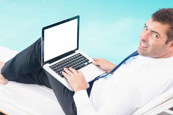 Schlauer gekleideter Mann mit Laptop — Stockfoto