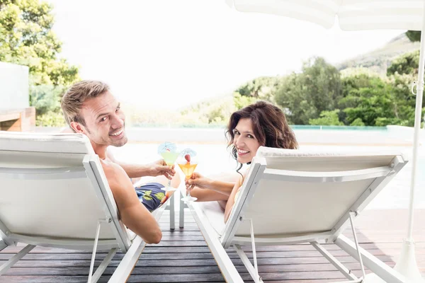 Couple assis sur des chaises longues — Photo