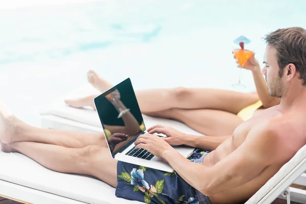 Casal jovem perto da piscina — Fotografia de Stock