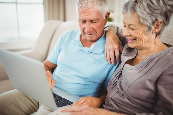 Senior koppel op zoek naar laptop — Stockfoto