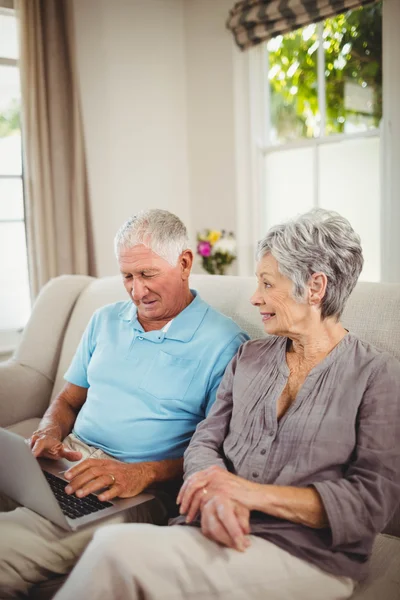 Старша пара дивиться на ноутбук — стокове фото