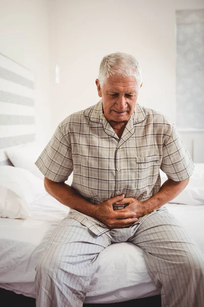 Orang senior yang sakit memegang perut — Stok Foto