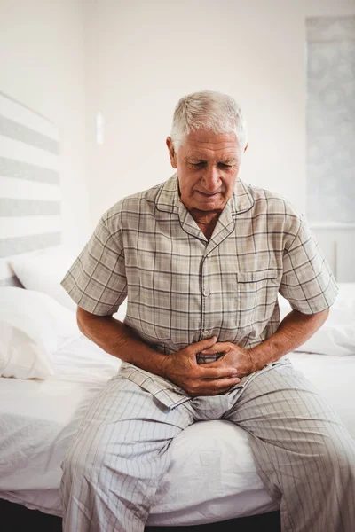 Malade homme âgé tenant l'estomac — Photo