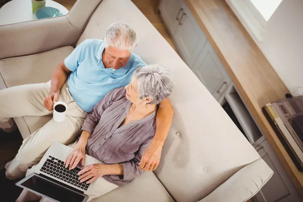 Старша жінка використовує ноутбук — стокове фото