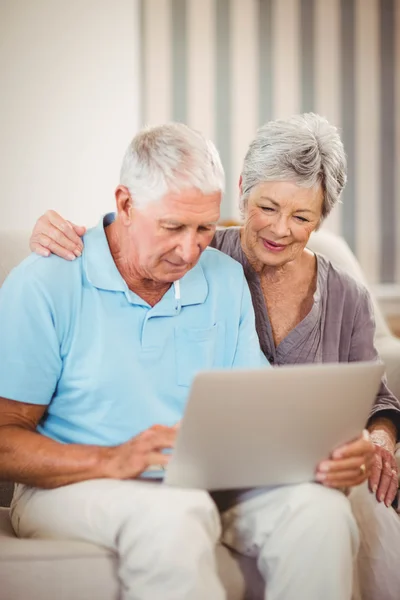 Senior man met laptop — Stockfoto