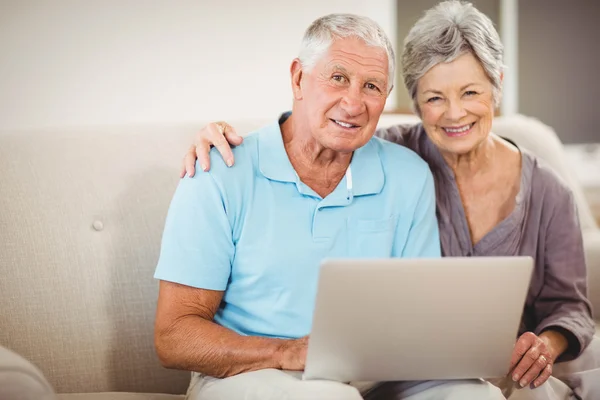 Seniorenpaar sitzt auf Sofa — Stockfoto