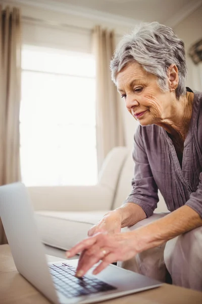 Starsza kobieta korzystająca z laptopa — Zdjęcie stockowe