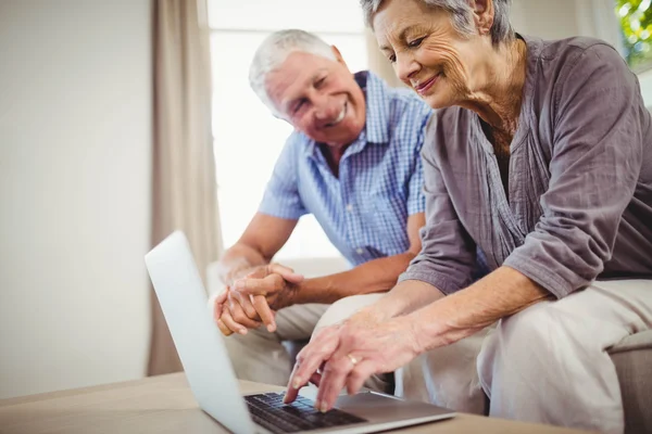 Senior kvinna som använder bärbar dator — Stockfoto