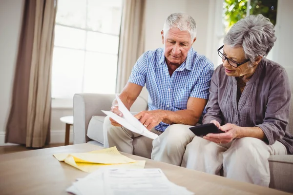 Senior man tonen documenten aan vrouw — Stockfoto