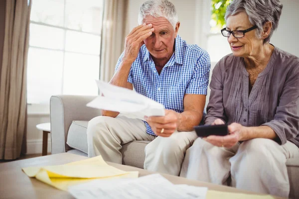 Senior man showing documents to woman — Stock Photo, Image